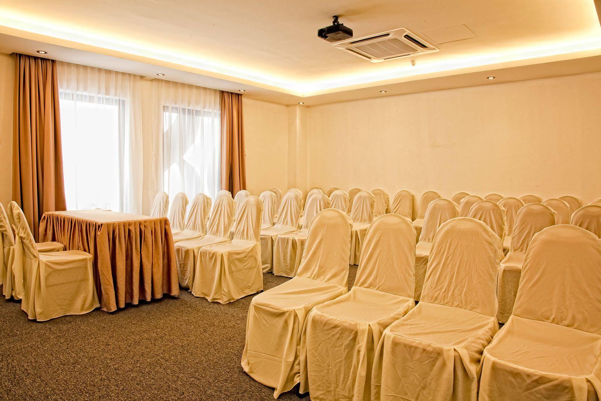 The Leverage Business Hotel - Раванг Экстерьер фото